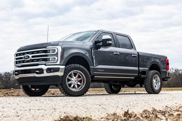 Rough Country - Rough Country - 2 Inch Leveling Kit - Track Bar Bracket - Ford F-250/F-350 Super Duty (17-25) | 51017 - Image 1