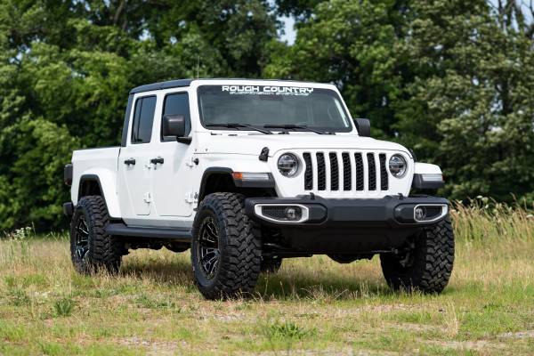 Rough Country - 2.5 Inch Leveling Kit - Spacers - V2 - Jeep Gladiator JT 4WD (2024-2025) | 61370 - Image 1